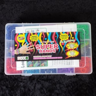 2.600 Super Bands / &Lambda;&alpha;&sigma;&tau;&iota;&chi;ά&kappa;&iota;&alpha; Loom &sigma;&epsilon; &mu;&epsilon;&gamma;ά&lambda;&omicron; &kappa;&omicron;&upsilon;&tau;ί (&Sigma;&epsilon;&tau; 6 &tau;&epsilon;&mu;.)